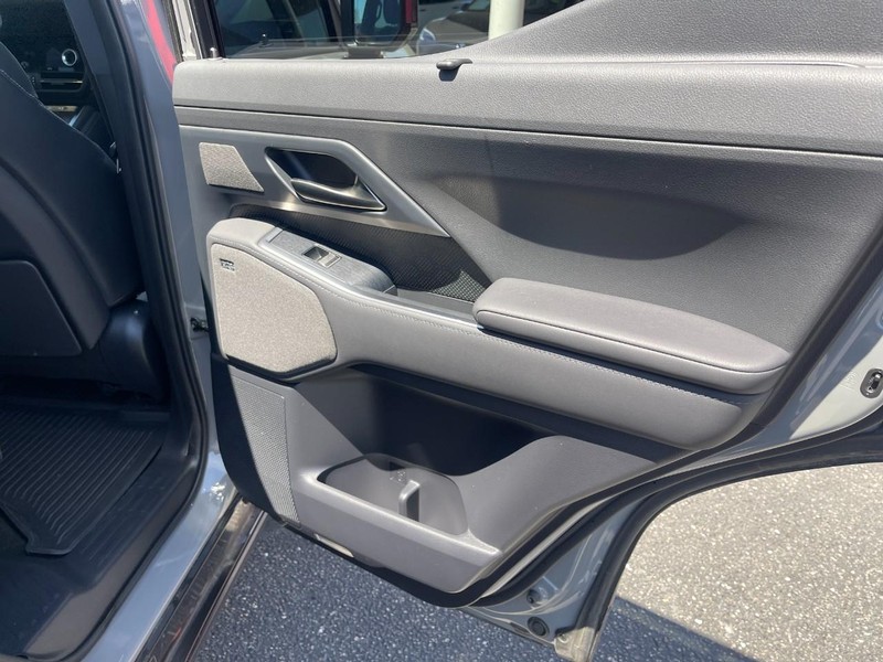 Lexus GX Vehicle Image 17