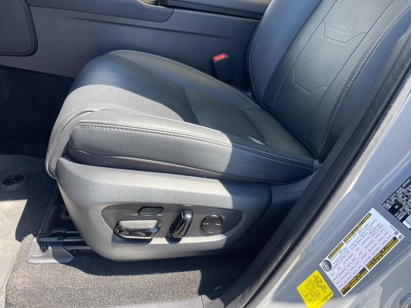 Lexus GX Vehicle Image 25