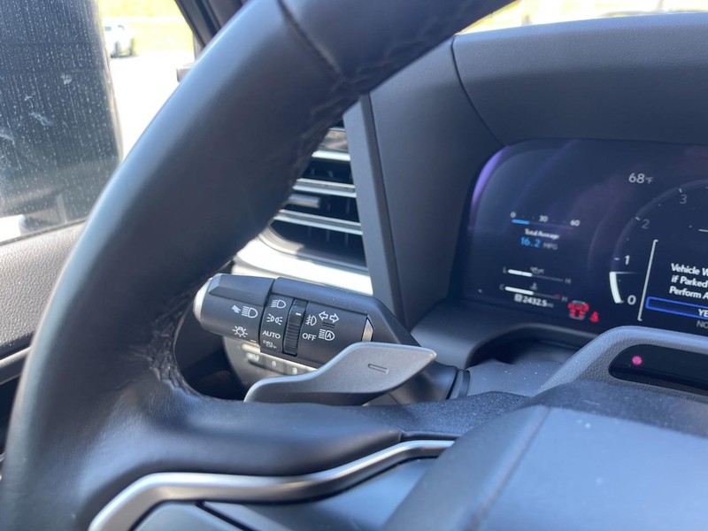 Lexus GX Vehicle Image 32