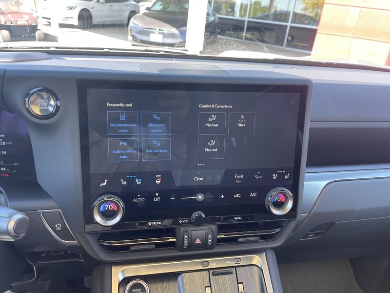 Lexus GX Vehicle Image 36