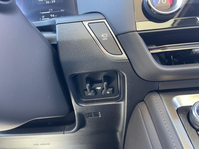 Lexus GX Vehicle Image 38