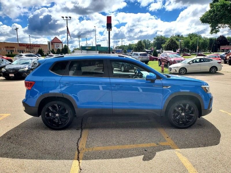 Volkswagen Taos Vehicle Image 04
