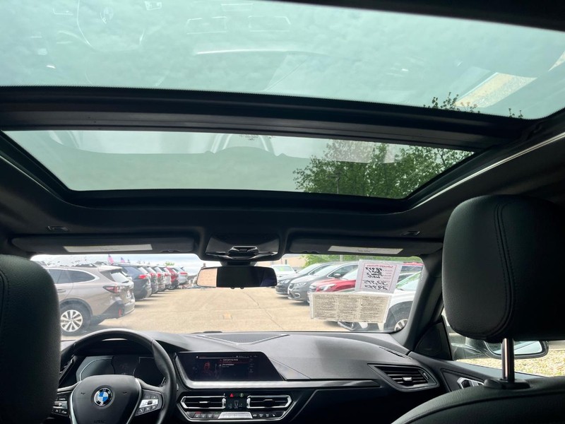 BMW 2 Series Vehicle Full-screen Gallery Image 08