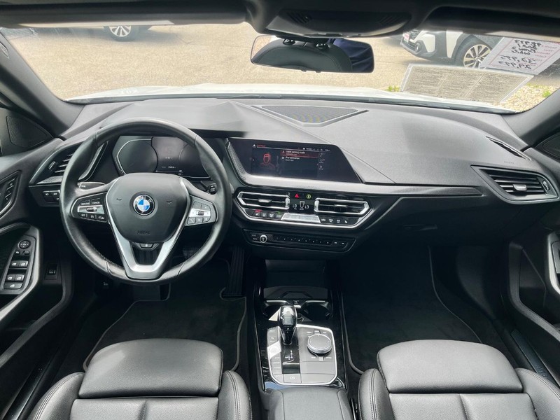 BMW 2 Series Vehicle Full-screen Gallery Image 09