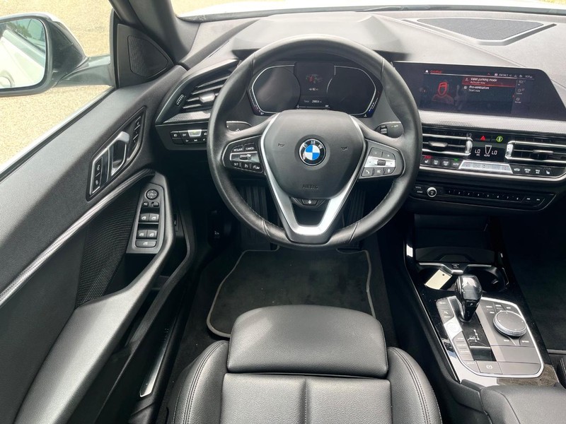 BMW 2 Series Vehicle Full-screen Gallery Image 10