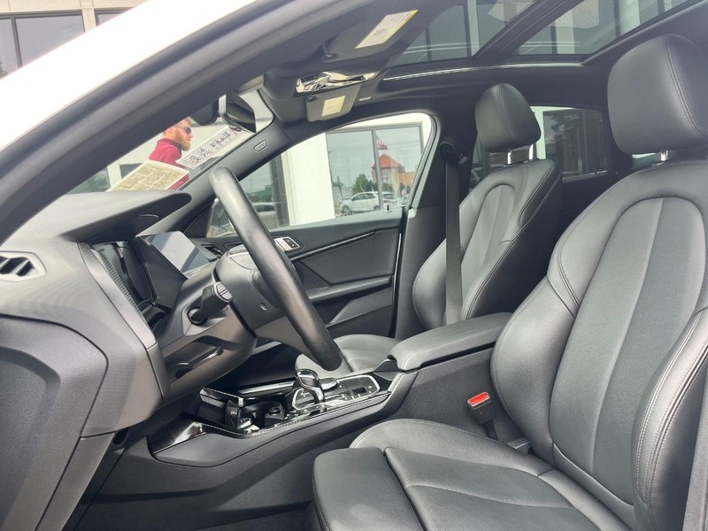 BMW 2 Series Vehicle Full-screen Gallery Image 12