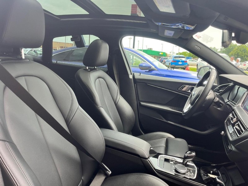 BMW 2 Series Vehicle Full-screen Gallery Image 13