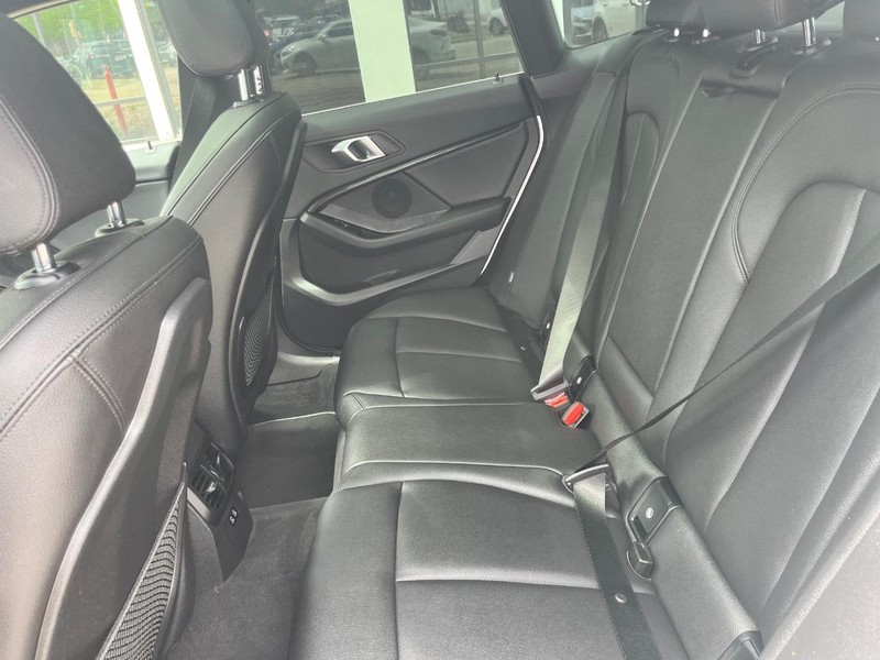BMW 2 Series Vehicle Full-screen Gallery Image 14