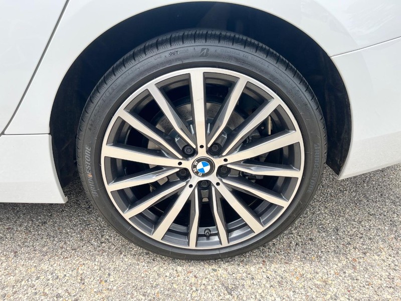 BMW 2 Series Vehicle Full-screen Gallery Image 16