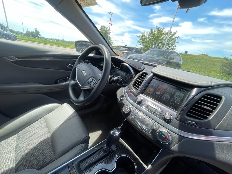 Chevrolet IMPALA LS Vehicle Image 05
