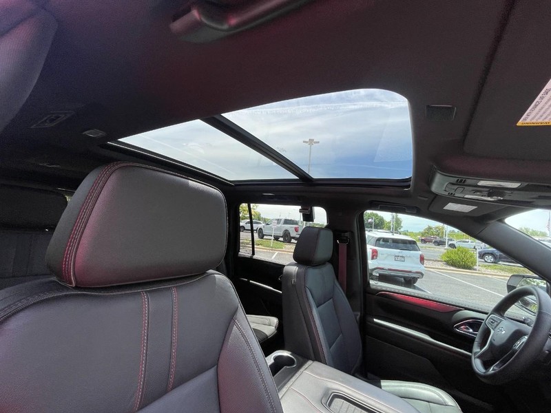 Chevrolet Suburban Vehicle Image 11