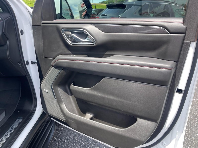 Chevrolet Suburban Vehicle Image 13