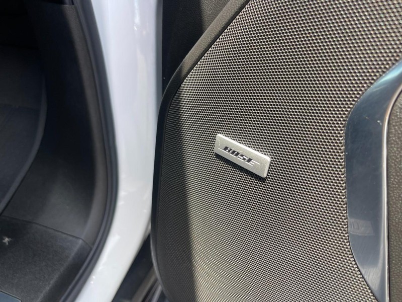 Chevrolet Suburban Vehicle Image 14