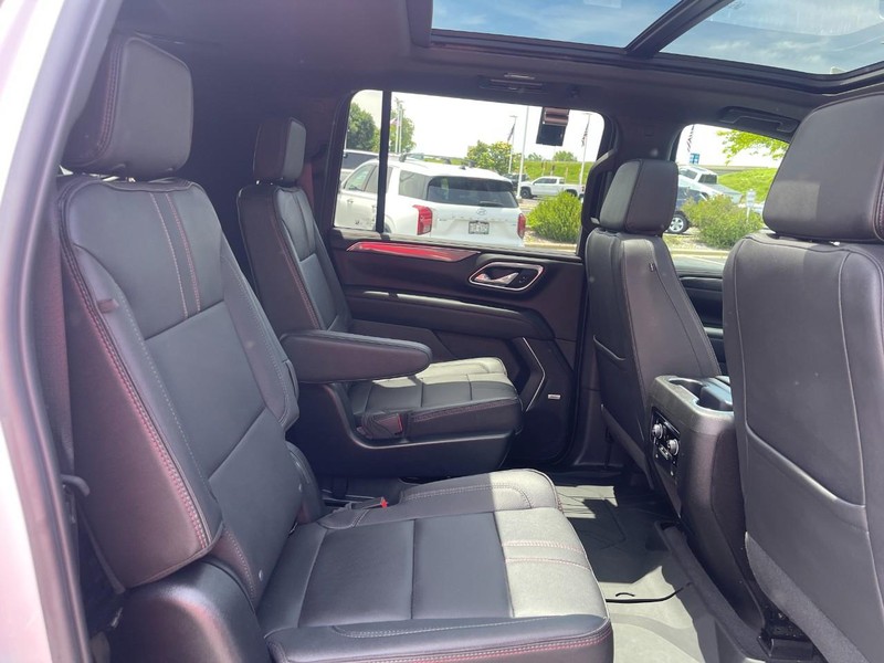 Chevrolet Suburban Vehicle Image 15