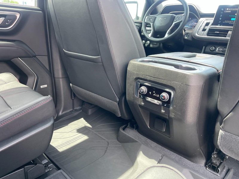 Chevrolet Suburban Vehicle Image 16