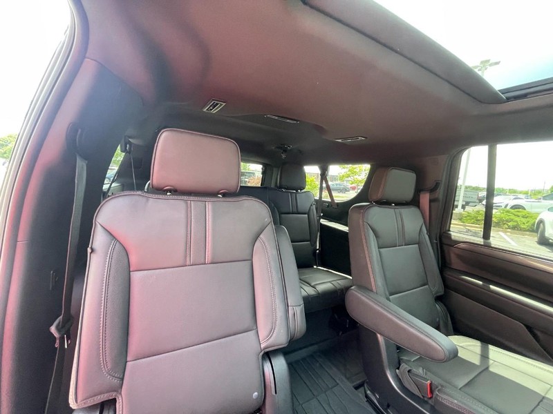 Chevrolet Suburban Vehicle Image 17