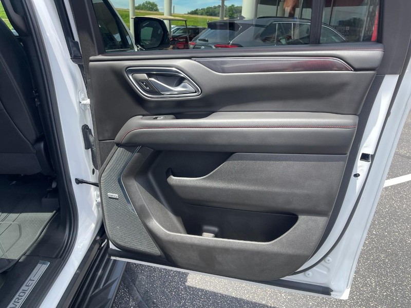 Chevrolet Suburban Vehicle Image 18