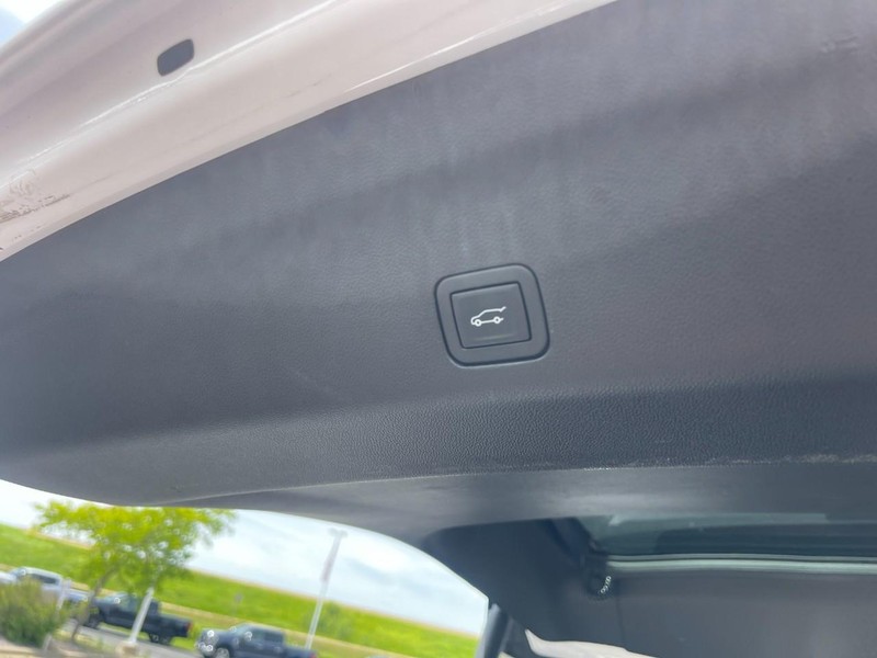 Chevrolet Suburban Vehicle Image 21