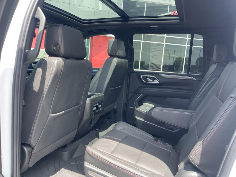 Chevrolet Suburban Vehicle Image 22