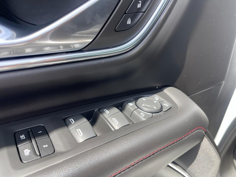 Chevrolet Suburban Vehicle Image 25