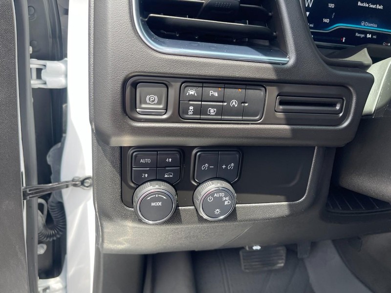 Chevrolet Suburban Vehicle Image 26