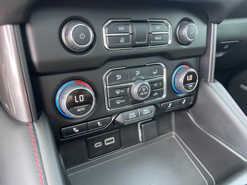 Chevrolet Suburban Vehicle Image 36