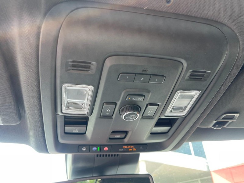 Chevrolet Suburban Vehicle Image 37