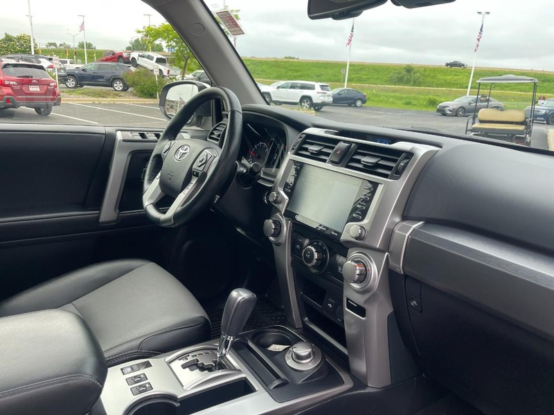 Toyota 4Runner Vehicle Image 09