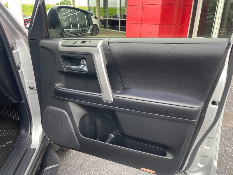 Toyota 4Runner Vehicle Image 12