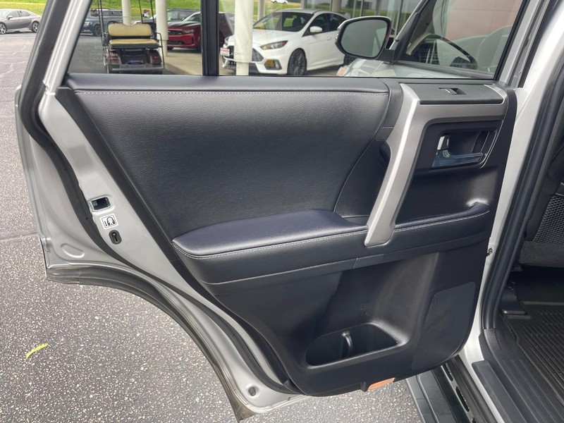 Toyota 4Runner Vehicle Image 17