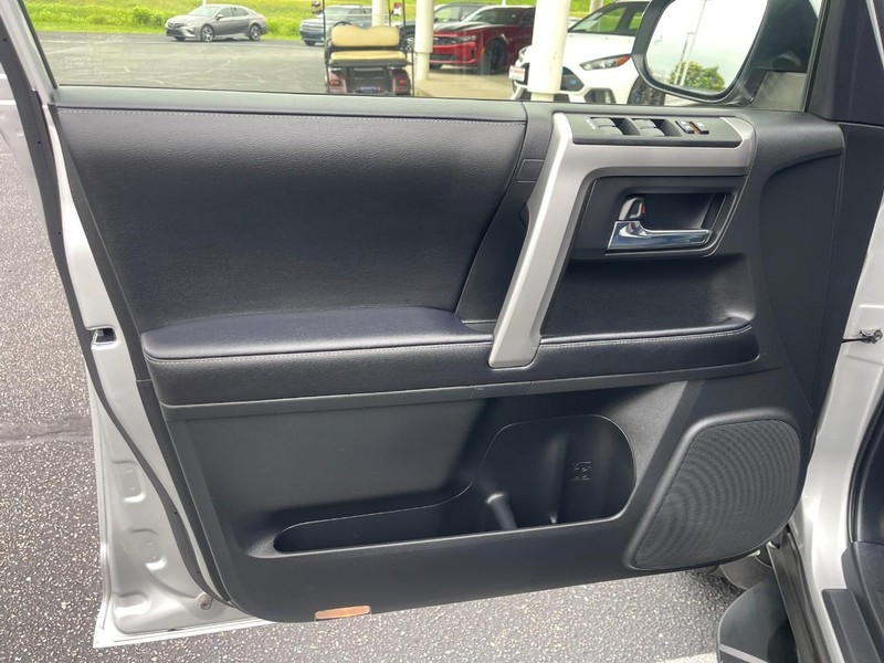 Toyota 4Runner Vehicle Image 21