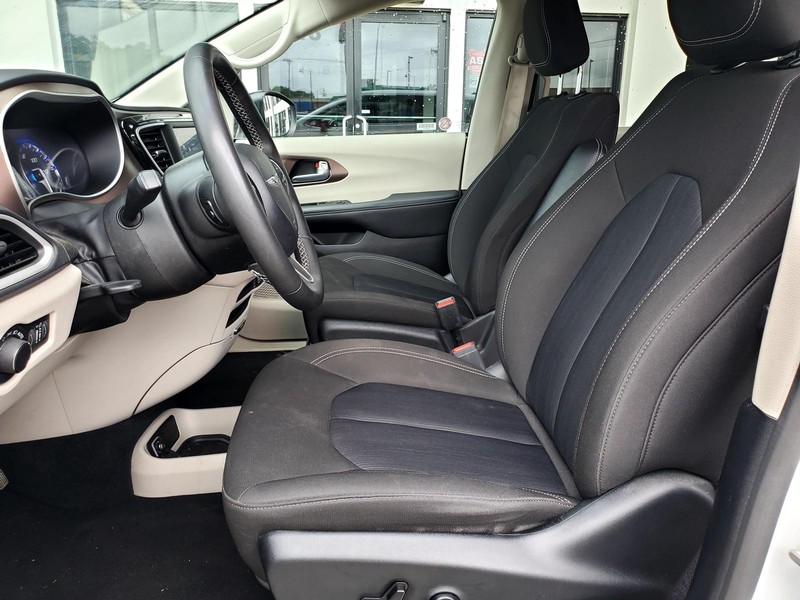 Chrysler Voyager Vehicle Image 12