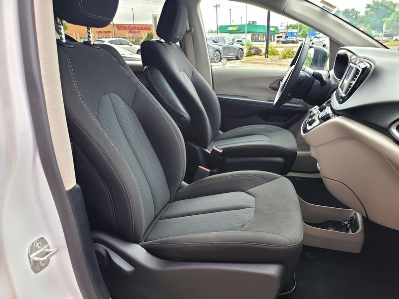 Chrysler Voyager Vehicle Image 13