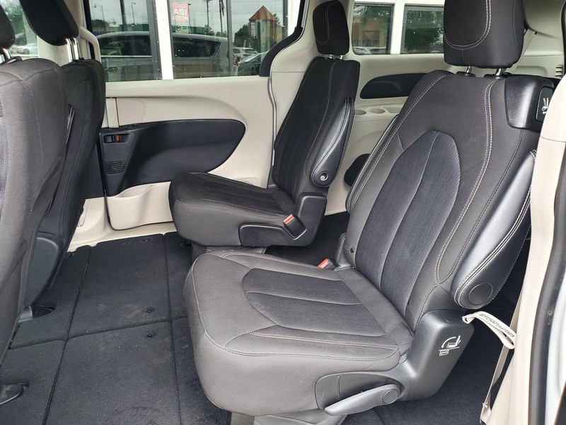 Chrysler Voyager Vehicle Image 16
