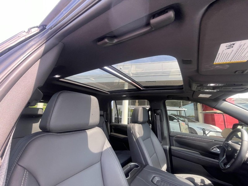 Chevrolet Suburban Vehicle Image 04