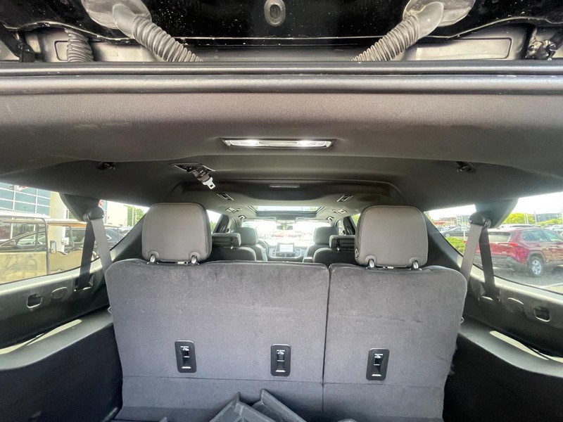 Chevrolet Suburban Vehicle Image 09