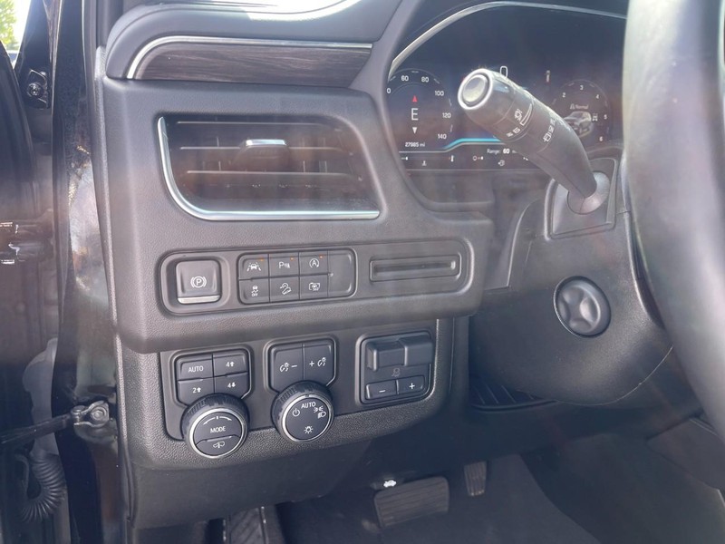 Chevrolet Suburban Vehicle Image 11