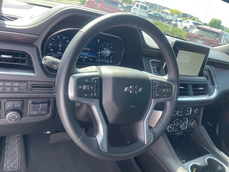 Chevrolet Suburban Vehicle Image 12