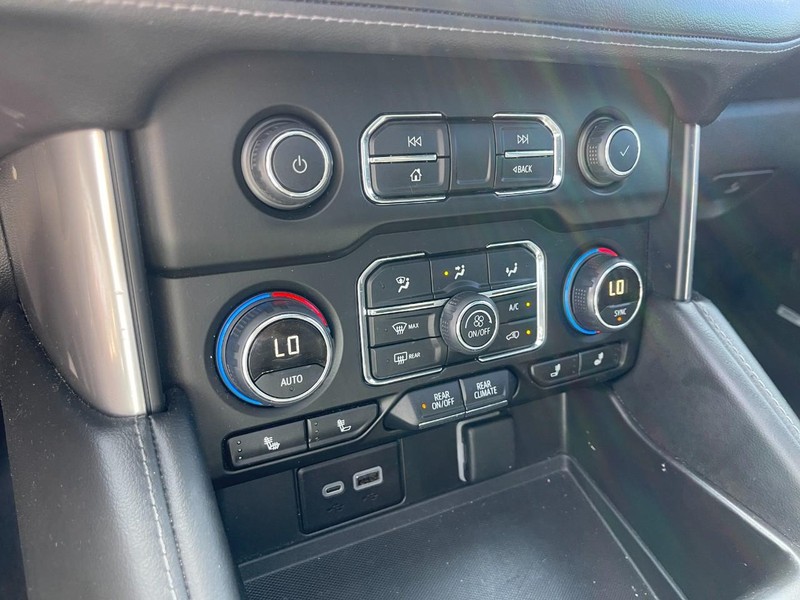 Chevrolet Suburban Vehicle Image 15