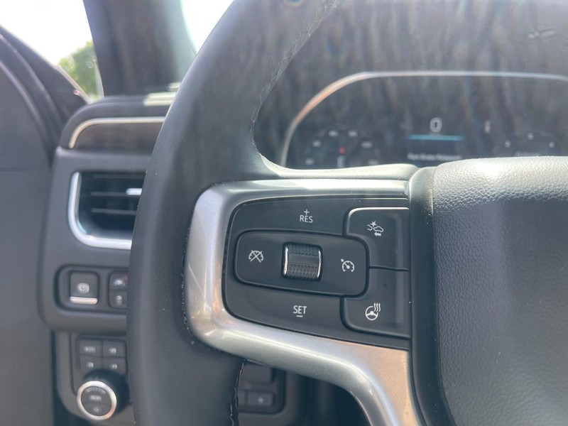 Chevrolet Suburban Vehicle Image 17