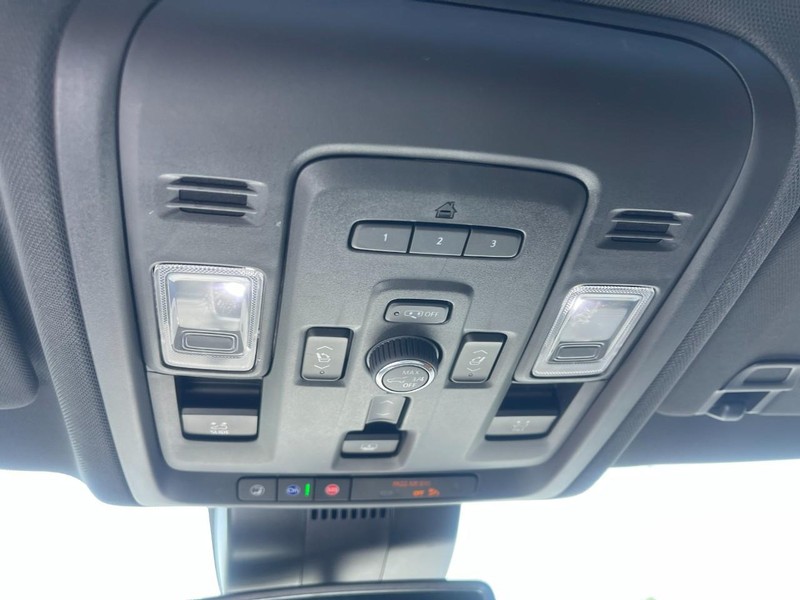 Chevrolet Suburban Vehicle Image 19