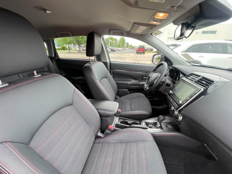 Mitsubishi Outlander Sport Vehicle Image 03