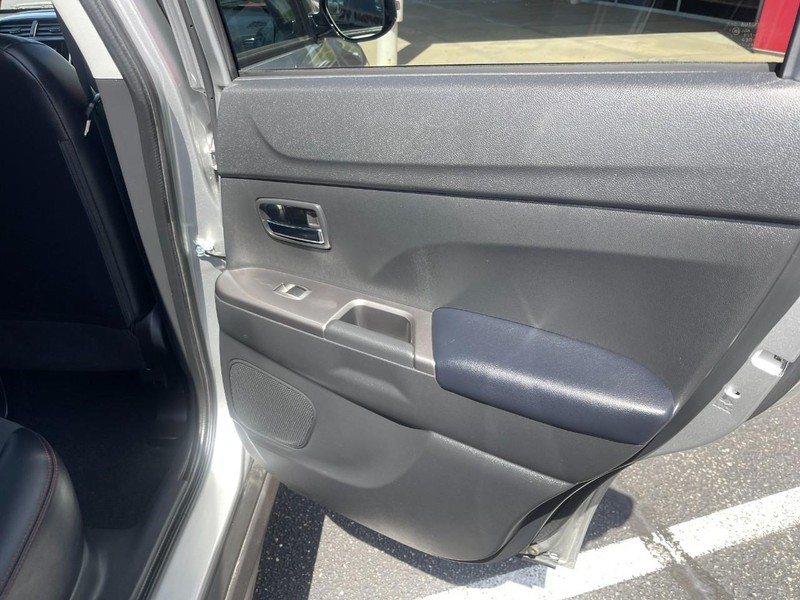 Mitsubishi Outlander Sport Vehicle Image 09