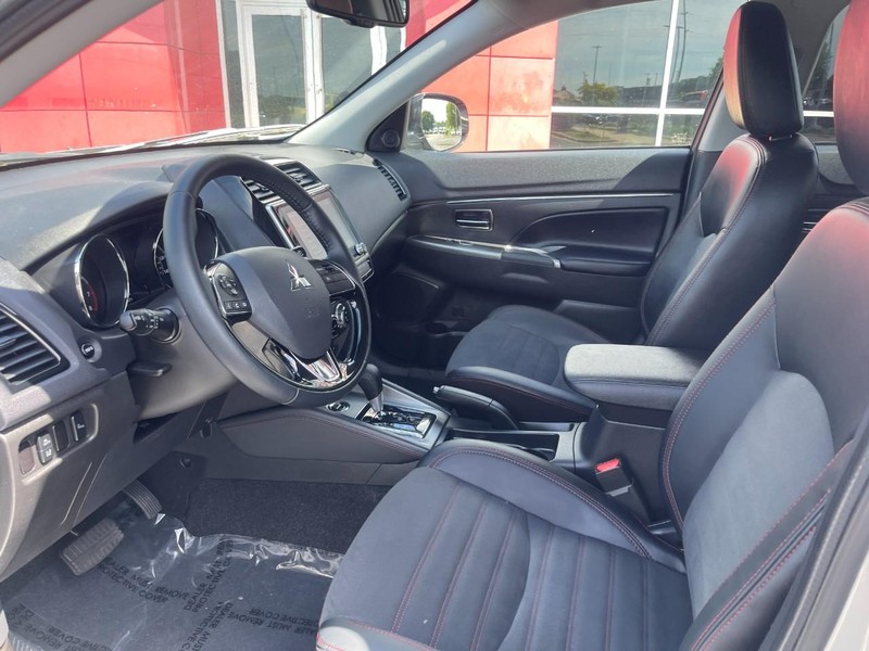 Mitsubishi Outlander Sport Vehicle Image 13