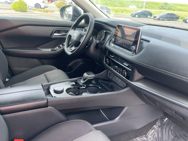 Nissan Rogue Vehicle Image 09
