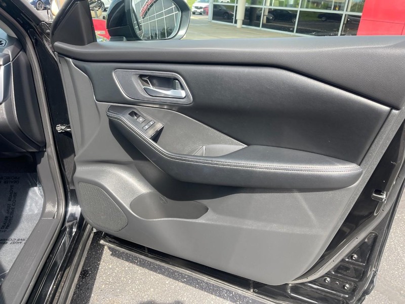 Nissan Rogue Vehicle Image 11