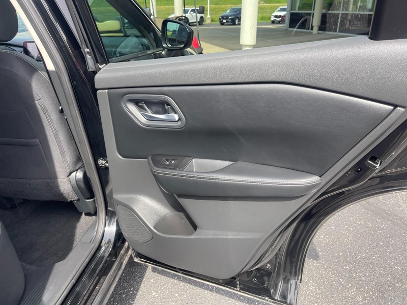 Nissan Rogue Vehicle Image 14
