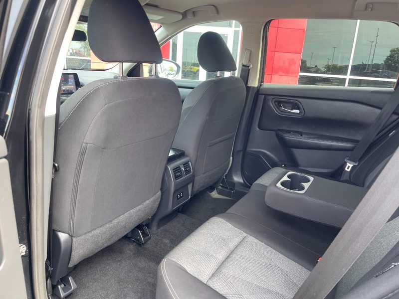 Nissan Rogue Vehicle Image 17