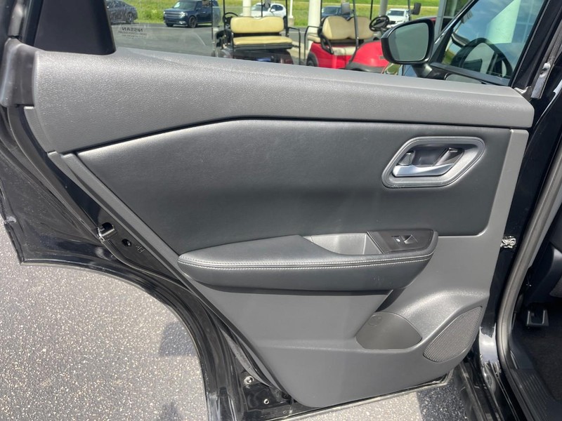 Nissan Rogue Vehicle Image 18