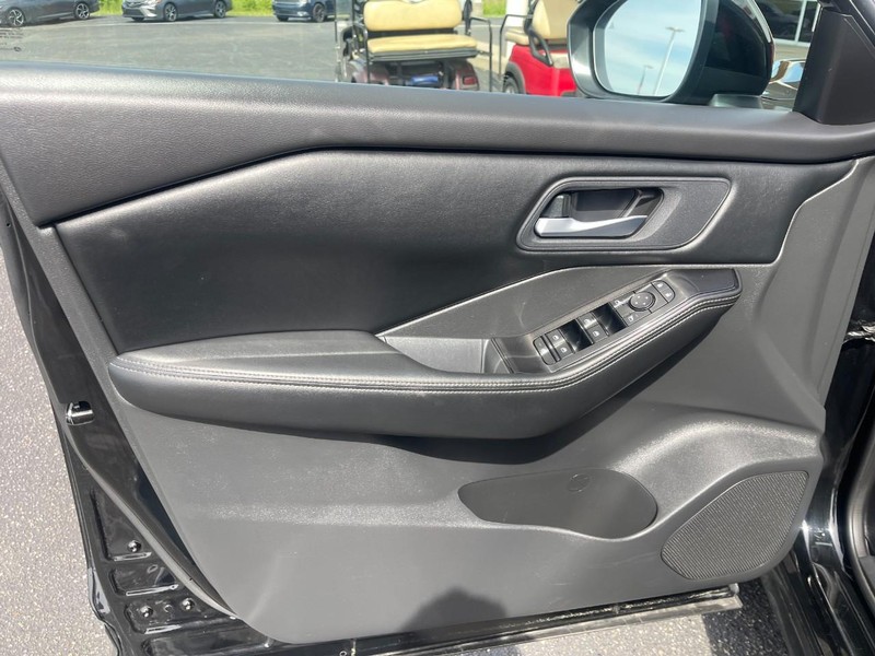 Nissan Rogue Vehicle Image 21